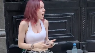 Video: una joven cantante sanjuanina la rompió en las calles porteñas y se hizo viral