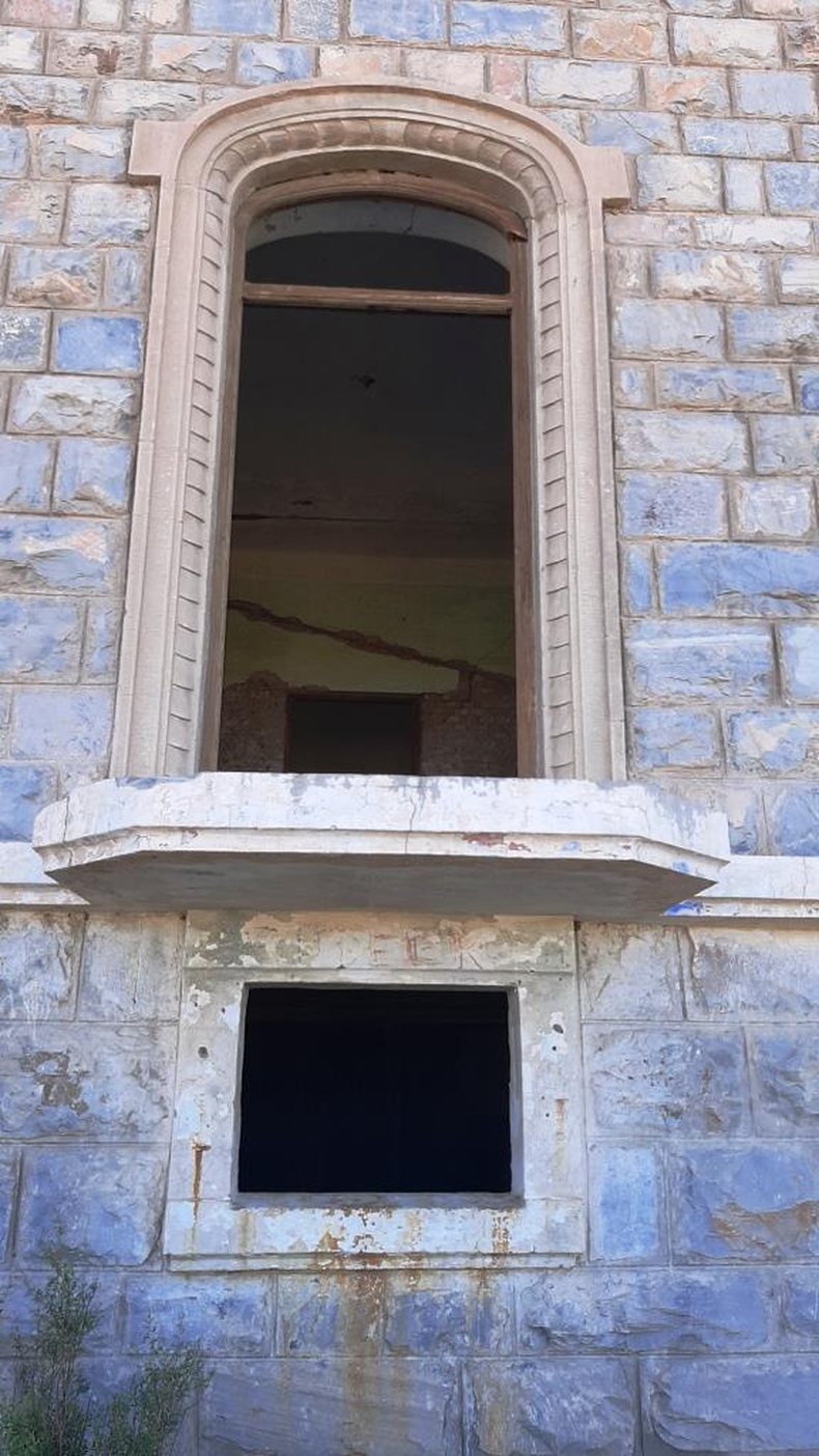 La ventana peque&ntilde;a corresponde al piso inferior, construido como semisubsuelo.