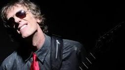 Homenaje a Spinetta en la Plaza Hipólito Yrigoyen