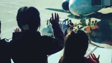 El lindo gesto de un piloto con nenes en el aeropuerto de Las Chacritas