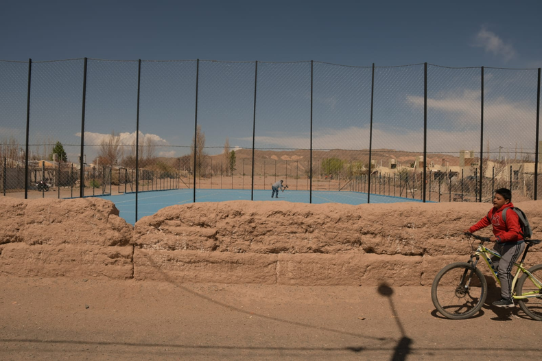 polideportivo Angualasto.