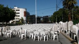 Casi listo el escenario donde cantará Lerner esta noche