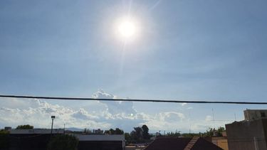 Un infierno: emitieron un alerta por el calor de este jueves que traerá el Zonda