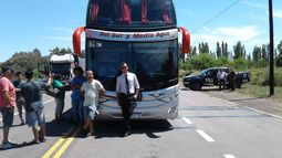 Cinco colectivos sanjuaninos estuvieron varados en Mendoza desde hace más de diez horas