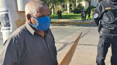 Desarrollo Humano asistirá a un hombre mayor que se encadenó en la Plaza 25 de Mayo