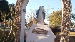 La imagen de la Virgen decapitada en una rotonda de Capital.