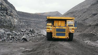 Un camionero de Gualcamayo volcó en camino de mina y murió