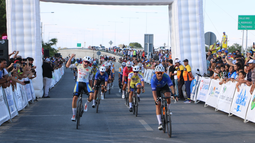 Un chileno voló en la ruta sanjuanina y se quedó con la primera etapa del Giro del Sol Un chileno voló en la ruta sanjuanina y se quedó con la primera etapa del Giro del Sol