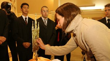 Lágrimas de emoción durante la llegada de la reliquia de Juan Pablo II