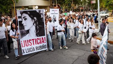 En medio de la multitud, la ex ministra de Turismo, Claudia Grynszpan, se hizo presente en la marcha que se registró el lunes por la tarde en el centro sanjuanino para pedir Justicia por Lucía