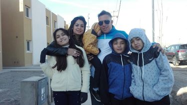 Video emocionante: recibieron la casa rápido porque tenían que ir a casarse