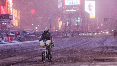 Feroz temporal de nieve y viento en Estados Unidos: 5.000 vuelos cancelados y 200 mil hogares sin energía