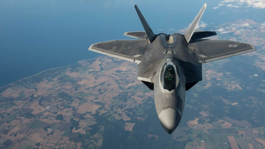 Viralizan la foto de un OVNI siendo derribado por una avión de guerra