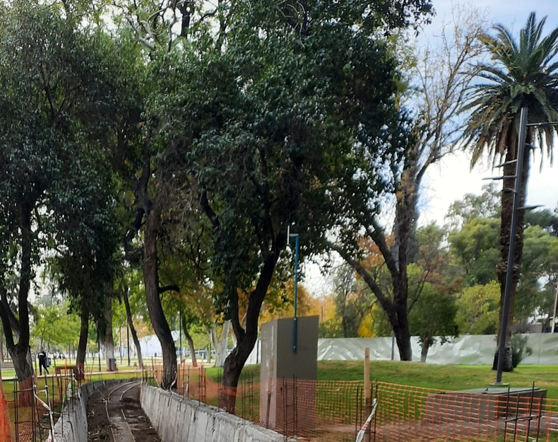 Actualmente no se puede acceder al la zona del lago por las obras en curso, el vallado se observa al fondo.