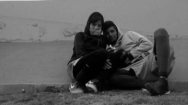 Perdió las últimas fotos de su novio muerto: dejó su celular en un remis y lo busca desesperadamente