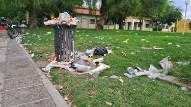 Como chanchos: así dejaron los sanjuaninos la plaza España