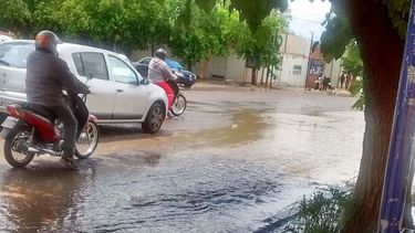 La odisea de transitar a pie por las calles inundadas