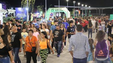 ¿Wosmanía?, miles de jóvenes copan el predio de la FNS