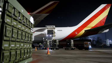 Estados Unidos ordena volver a aviones en pleno vuelo, cargados con armas para Ucrania