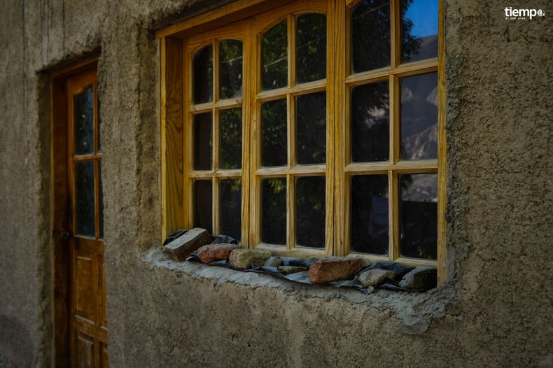Las ventanas, reforzadas con nylon y piedras para evitar que el polvillo ingrese a las casas. Las ventanas, reforzadas con nylon y piedras para evitar que el polvillo ingrese a las casas.