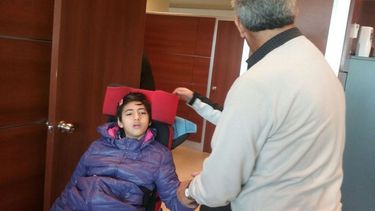 Tiene 10 años, parálisis cerebral y recibió un andador pediátrico
