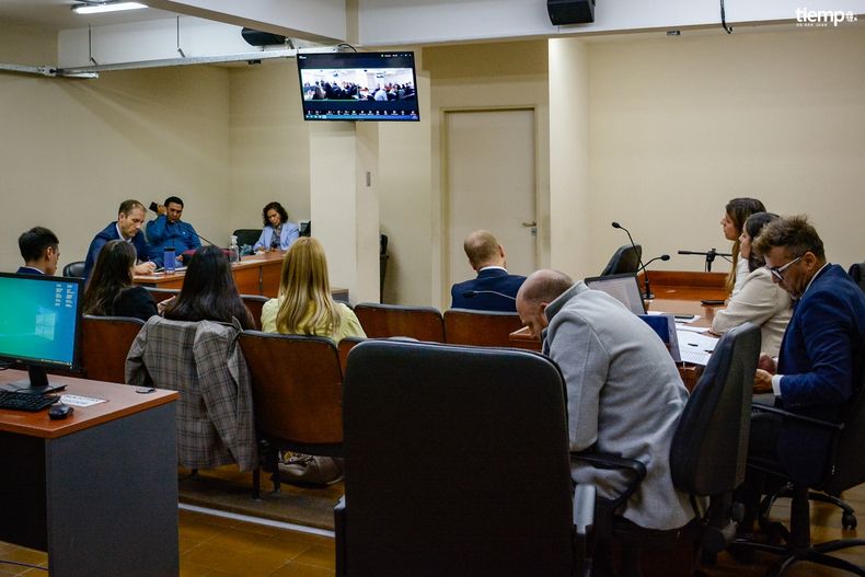 Los querellantes, denunciantes, no quisieron mostrar sus rostros ante la prensa.