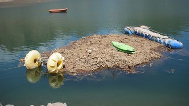 El después de la creciente: restos de embarcaciones y sedimentos acumulados marcan el impacto del temporal en los paradores del dique Punta Negra.
