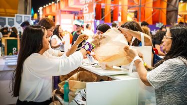 Desde compost a auriculares y snacks, todo lo que podés llevarte de regalo en la Fiesta Nacional del Sol