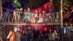 Los scouts entretienen a los chicos en su stand