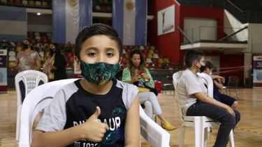 Con globos y golosinas, comenzó la vacunación pediátrica contra el COVID-19 en San Juan