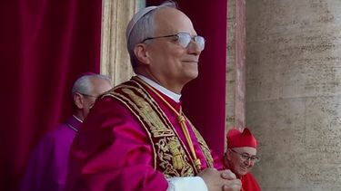 El Papa León XIV, tras ser presentado frente a los fieles en la plaza de San Pedro.