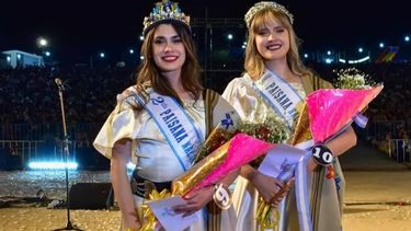 María del Cielo Cáceres Tapia y Agustina Verónica Espejo, Primera y Segunda paisanas, salientes.