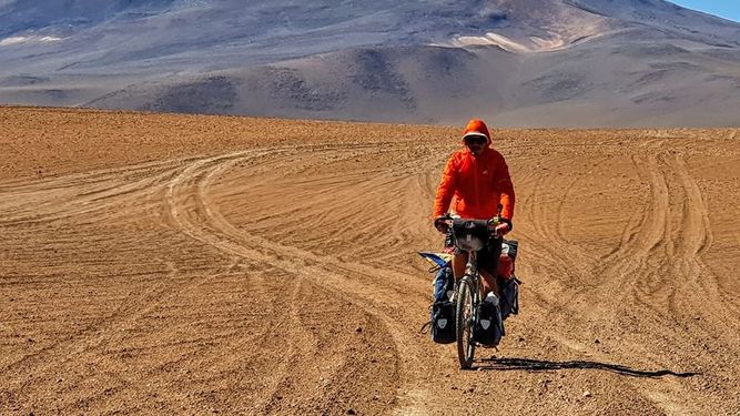 Es de Ucrania, recorre el mundo en bici y quedó varado en San Juan