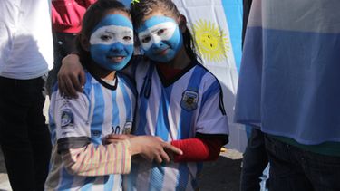 Los hinchas sanjuaninos coparon la Plaza 25 por la Selección