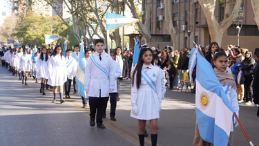 emocionados, los sanjuaninos le hicieron frente al frio y disfrutaron el desfile por el dia de la independencia emocionados, los sanjuaninos le hicieron frente al frio y disfrutaron el desfile por el dia de la independencia