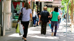 El próximo lunes la mayoría de los comercios no abrirán por el feriado.