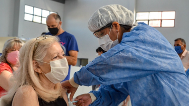 Empiezan a colocar la quinta dosis contra el COVID en San Juan: ¿a quiénes les toca?