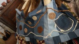 La magia de Lilia y el paisaje que la rodea, en uno de los chalecos diseñados y realizados por ella misma con elementos reciclados.