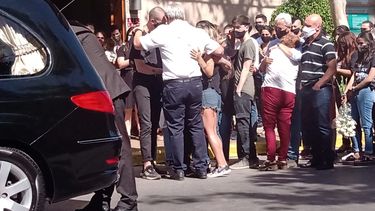 Dolor y un cerrado aplauso en el último adiós a Mónica Coca