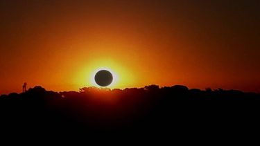 Para que todos disfruten el eclipse, capacitarán a docentes de toda la provincia