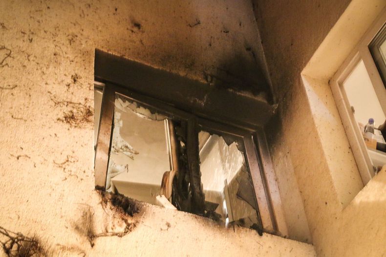 Esta ventana pertenece a una vivienda vecina al departamento en el que se produjo la explosión.