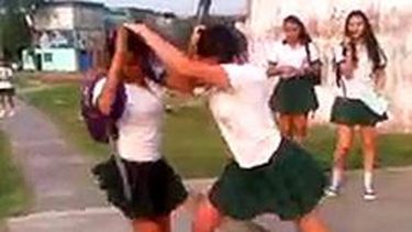 Las nenas se agarraron de los pelos por un chico Las nenas se agarraron de los pelos por un chico