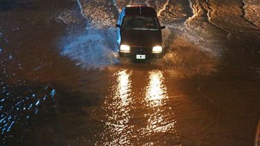 Calles inundadas, árboles caídos y apagones, el saldo de una tormenta feroz