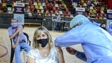 Ahora que empieza la vacunación antigripal en San Juan: ¿cómo combinarla con la del Covid?