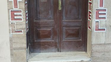 Si esa puerta hablase: el recuerdo de un viejo hotel de viajeros y amantes sanjuaninos