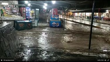 La tormenta de esta madrugada generó un auténtico río entre los puestos y la calle principal de la Difunta Correa.