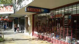 De a poco, el comercio abre sus puertas