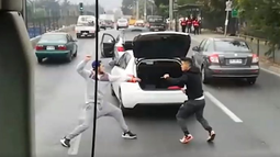 Se picó: sanjuaninos a las piñas limpias en una transitada calle - imagen ilustrativa