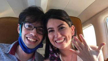 Un romántico: un sanjuanino le propuso casamiento desde un avión con un cartel gigante