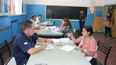 Policías universitarios: mastican clavos por los exámenes finales